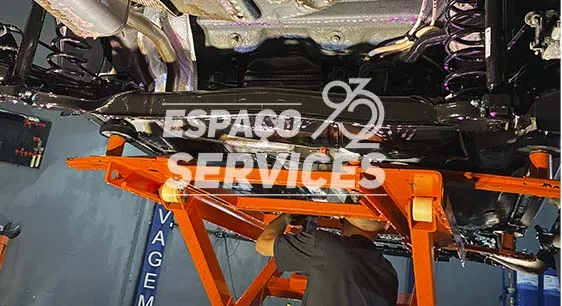 Lavagem de chassi automotiva